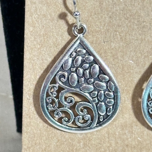 2/$20 Silver tone water droplet 1/2 filigree & 1/2 pebbled hook earrings NWOT - Picture 5 of 11
